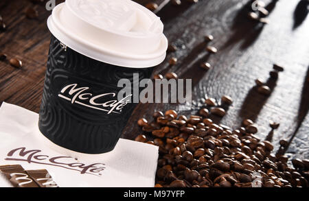 POZNAN, Polonia - Mar 7, 2018: McCafe tazza di caffè, un marchio di un caffè-stile di casa di cibi e bevande, catena di proprietà di McDonald's. Foto Stock