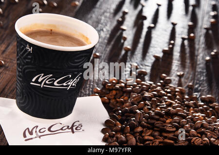 POZNAN, Polonia - Mar 7, 2018: McCafe tazza di caffè, un marchio di un caffè-stile di casa di cibi e bevande, catena di proprietà di McDonald's. Foto Stock