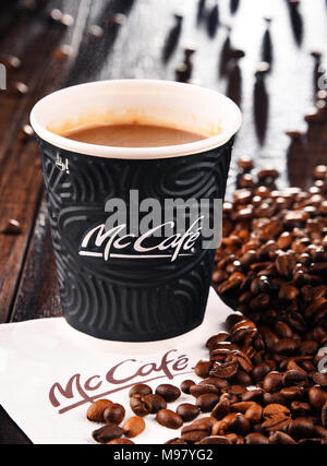 POZNAN, Polonia - Mar 7, 2018: McCafe tazza di caffè, un marchio di un caffè-stile di casa di cibi e bevande, catena di proprietà di McDonald's. Foto Stock