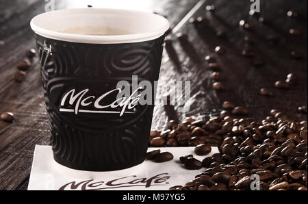 POZNAN, Polonia - Mar 7, 2018: McCafe tazza di caffè, un marchio di un caffè-stile di casa di cibi e bevande, catena di proprietà di McDonald's. Foto Stock