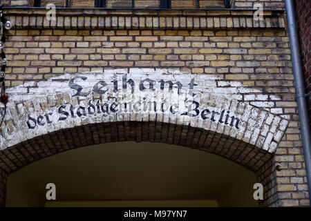 Die Linienstraße ist eine knapp zwei chilometro Lange Straße mit vielen Gegensaetzen im Berliner Ortsteil Mitte: DEUTSCHLAND, Berlino Mitte (c) J.A.Fis Foto Stock