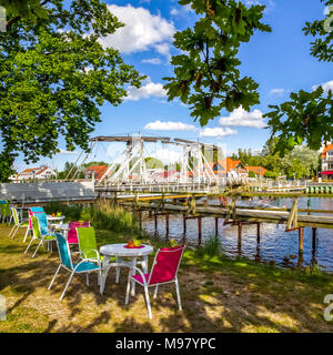 Germania, Meclemburgo-Pomerania, Greifswald, Wiecker ponte di legno ponte a bilico, fiume Ryck Foto Stock