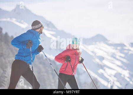 Austria, Tirolo, Luesens, Sellrain, due fondisti avente una pausa Foto Stock
