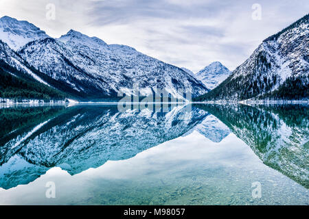 Austria, Tirolo, Alpi Ammergau, lago Plansee in inverno Foto Stock