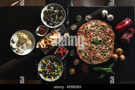 Cucina italiana, pizza, insalate e spuntini Foto Stock