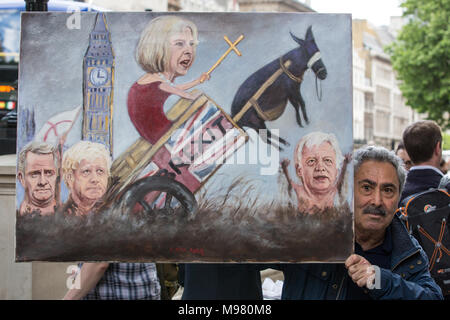 Londra, Regno Unito. Il 9 giugno, 2017. Artista satirico Kaya Mar sorge al di fuori di Downing Street con un dipinto con Theresa Maggio dopo che lei ha fatto una dichiarazione r Foto Stock