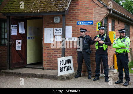 Sonning, UK. 8 Giugno, 2017. Gli ufficiali di polizia in servizio al di fuori del Primo Ministro Theresa Maggio locale della stazione di polling durante le elezioni generali votazione. Foto Stock