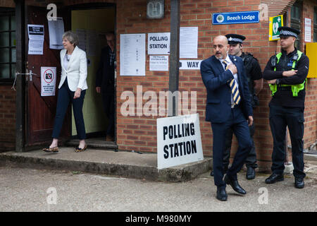 Sonning, UK. 8 Giugno, 2017. Il primo ministro Theresa Maggio lascia il suo locale stazione di polling con suo marito Filippo dopo il voto in elezioni generali. Foto Stock