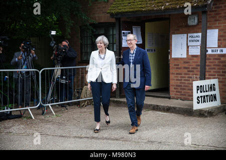 Sonning, UK. 8 Giugno, 2017. Il primo ministro Theresa Maggio lascia il suo locale stazione di polling con suo marito Filippo dopo il voto in elezioni generali. Foto Stock