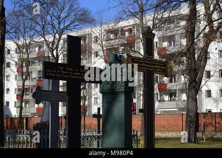 Alter Berliner Garnisonfriedhof. Die Linienstraße ist eine knapp zwei chilometro Lange Straße mit vielen Gegensaetzen im Berliner Ortsteil Mitte: DEUTS Foto Stock