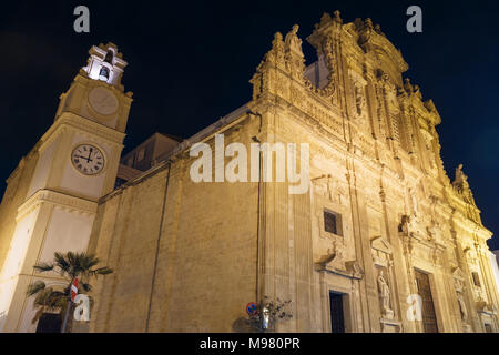 Crepuscolo serale in Gallipoli, provincia di Lecce, Puglia, Italia meridionale. La facciata barocca della Cattedrale di Sant'Agata. Foto Stock