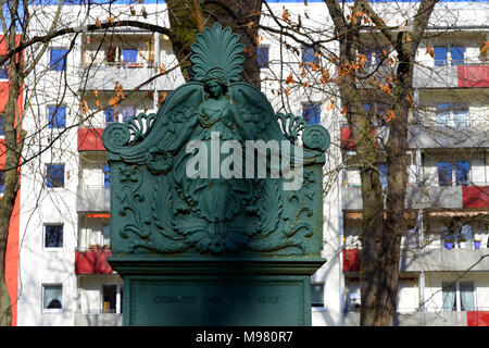 Alter Berliner Garnisonfriedhof. Die Linienstraße ist eine knapp zwei chilometro Lange Straße mit vielen Gegensaetzen im Berliner Ortsteil Mitte: DEUTS Foto Stock