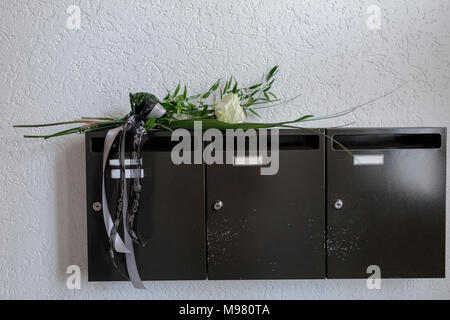 Addio fiore su mailbox Foto Stock