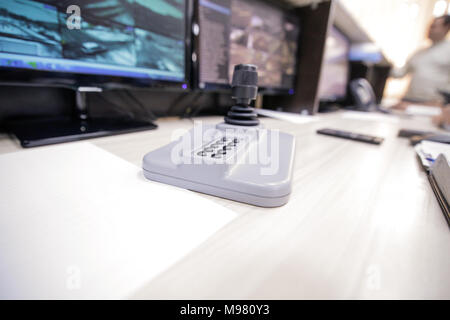 Controllo remoto del monitor di visualizzazione di immagini live dal traffico stradale di Bucarest, Romania, durante un inverno nevoso giorno Foto Stock