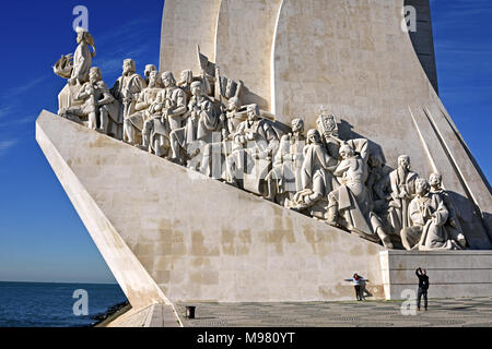 Padrão dos Descobrimentos - il Monumento delle Scoperte sulla riva nord del fiume Tagus estuary, parrocchia di Santa Maria de Belém, Lisbona. Situato lungo il fiume in cui le navi partirono per esplorare e scambi commerciali con l'India e orientare il monumento celebra il portoghese Età delle Scoperte (o età di esplorazione) durante il XV e XVI secolo. Il Portogallo ( Vasco da Gama 1460 - 1524 esploratore portoghese e il primo europeo a raggiungere l'India dal mare). Foto Stock