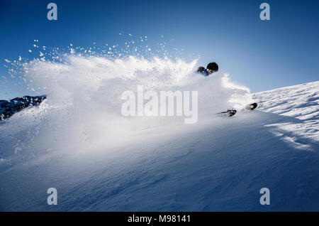 Austria, Tirolo, Mutters, sciatore su un freeride in polvere di neve Foto Stock