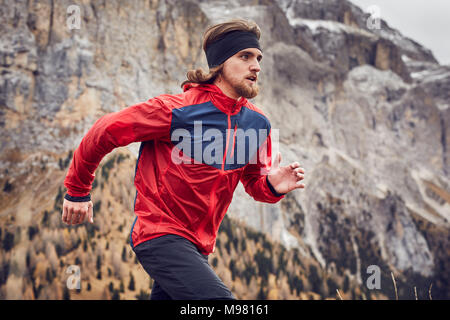 Uomo correre in montagne Foto Stock