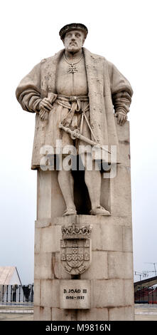 La statua del re Joao III nel patio das Escoles cortile quadrato dell'Università di Coimbra (Universidade de Coimbra), 1537, portoghese, Portogallo, (istituito nel 1290 a Lisbona e una delle più antiche università in funzionamento continuo nel mondo) re Joao III - re Giovanni III 1502 -1557 re del Portogallo e del Algarves ( era il figlio del re Manuel I e Maria d'Aragona ) Foto Stock