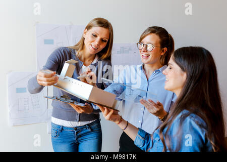 Team di architetti che lavorano su un progetto Foto Stock