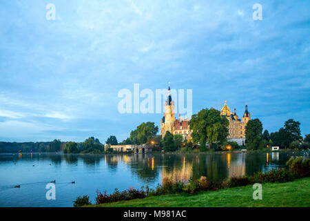 Germania, Meclemburgo-Pomerania, Schwerin, Castello di Schwerin in serata Foto Stock