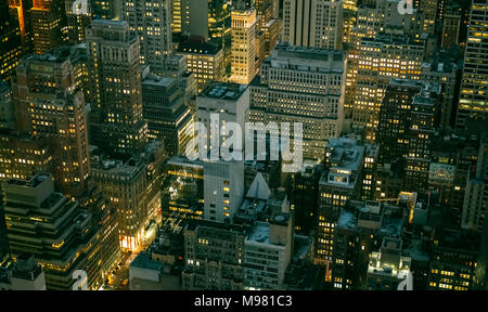 Stati Uniti d'America, New York Manhattan, edifici ad alta durante la notte Foto Stock