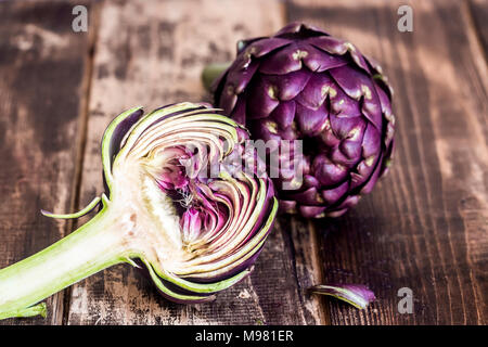 Affettato e tutto il carciofo viola Foto Stock