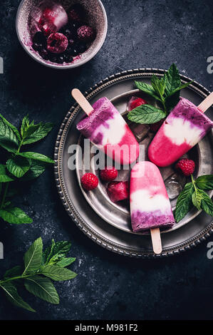 Lampone Mirtillo-yogurt popsicles sulla piastra Foto Stock