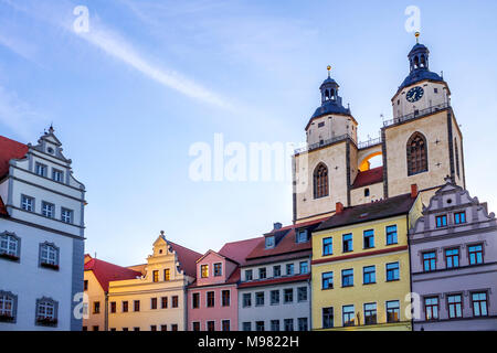 Germania, Lutherstadt Wittenberg, vista al municipio, Fila di case e la chiesa di Santa Maria in background Foto Stock