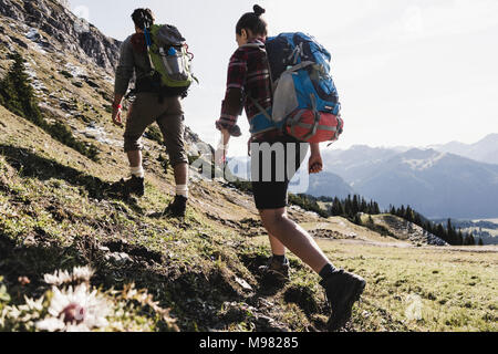 Austria, Tirolo, coppia giovane escursioni in montagna Foto Stock