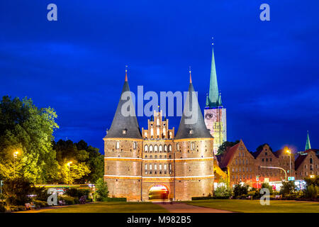 Germania, Schleswig-Holstein, Lubecca, città vecchia, Holsten Gate Foto Stock