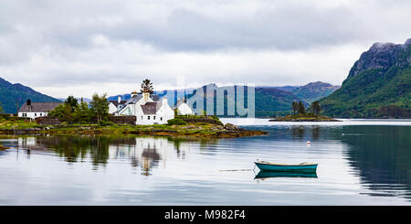 Regno Unito, Scozia, West Coast, Plockton, Loch Carron, case residenziali e barca Foto Stock