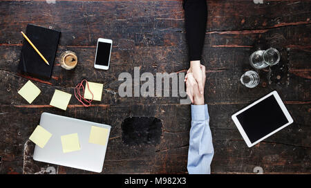 Tisch von oben mit buisinessutensilien Foto Stock