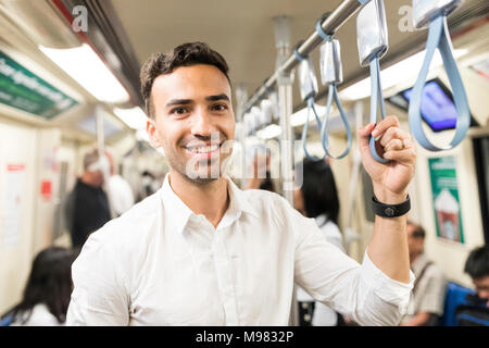 Ritratto di imprenditore sorridente in metropolitana