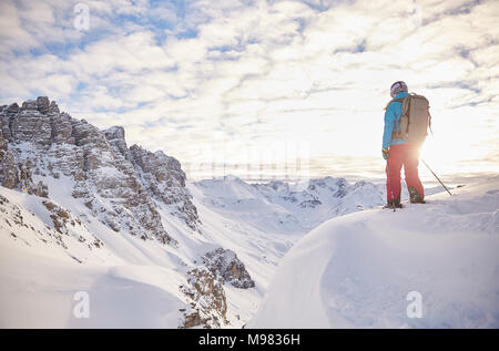 Austria, Tirolo, Kalkkoegel, Axamer Lizum, freeride sciatore guardando verso il fondo valle al tramonto Foto Stock