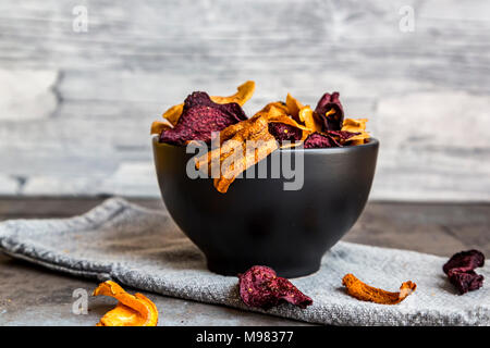 Arrosto chip vegetale nel recipiente Foto Stock