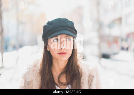 Ritratto di elegante giovane donna in città Foto Stock