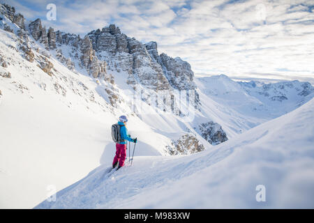 Austria, Tirolo, Kalkkoegel, Axamer Lizum, freeride sciatore guardando verso il fondo valle Foto Stock