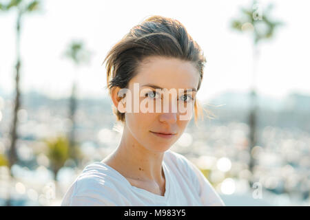 Ritratto di donna con capelli corti Foto Stock