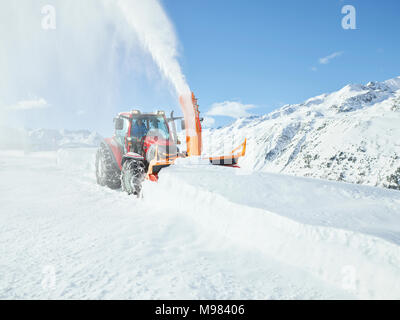 Austria, Tirolo, Oetztal, la rimozione della neve, veicolo da neve, spalaneve Foto Stock