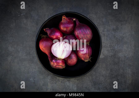 Ciotola di cipolle rosse Foto Stock