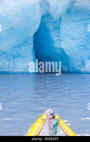 Stati Uniti d'America, Alaska, Valdez-Glacier, kajak davanti la Grotta di ghiaccio Foto Stock