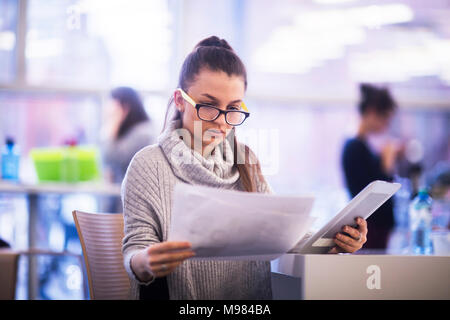 Ritratto di giovane donna lavora in un ufficio Foto Stock