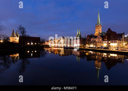 Germania, Schleswig-Holstein, Lubecca, città vecchia, Obertrave river, Holsten Gate, Chiesa di Santa Maria e San Petri Chiesa al blue ora Foto Stock