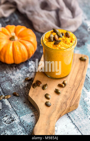 Vetro del pesto di zucca con i semi di zucca Foto Stock