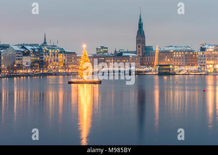 Germania, Amburgo, Binnenalster, albero di Natale, Municipio di sera Foto Stock