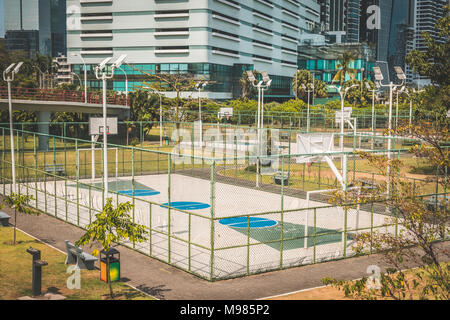 Il basket e calcetto outdoor con lo sfondo della città - Foto Stock