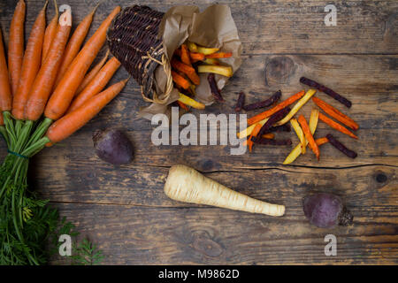 Organici di barbabietole, carote e pastinaca patate fritte Foto Stock