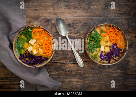 Curcuma curry piatto con la carota, tofu, cavolo rosso e il prezzemolo nel recipiente Foto Stock