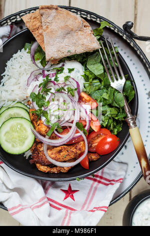 Gyros, riso, pollo, insalata di pomodoro, cetriolo, cipolla, tzatziki, fatti in casa pane pita Foto Stock