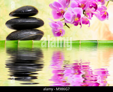 Giapponese giardino Zen con pietre impilate mirroring in acqua Foto Stock